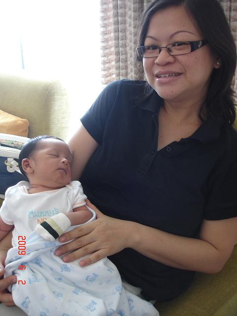 Mrs. Tina Ong bersama 'baby boy'nya yang comel Nickhel