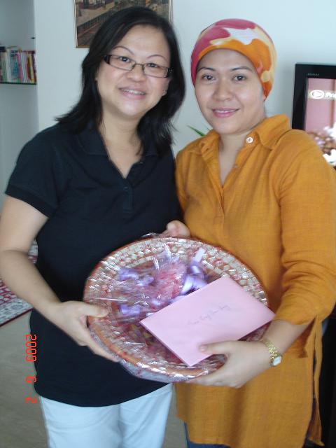 Puan Zuhaila menyampai hadiah 'farewell' kepada Puan Tina Ong yang akan pulang ke Malaysia tidak lama lagi.