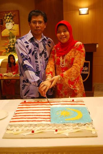 The Consul General of Malaysia in Mumbai, En. Wan Zaidi Wan Abdullah and his wife Pn. Zuhaila Abd Latif during cake cutting ceremony.